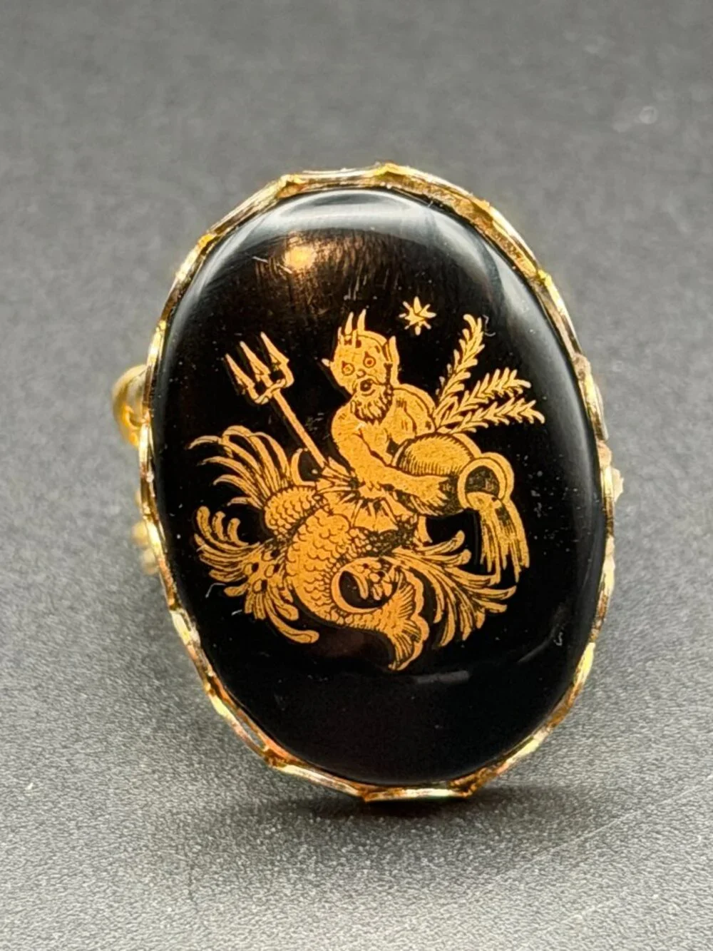 VTG Neptune Poseidon Mythology Black Lucite Gold Tone Adjustable Cocktail Ring - Picture 1 of 5